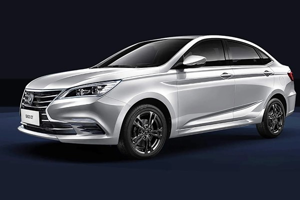 اینوی هیبرید نقره‌‌ای از نمای بغل در پس زمینه ساده تیره