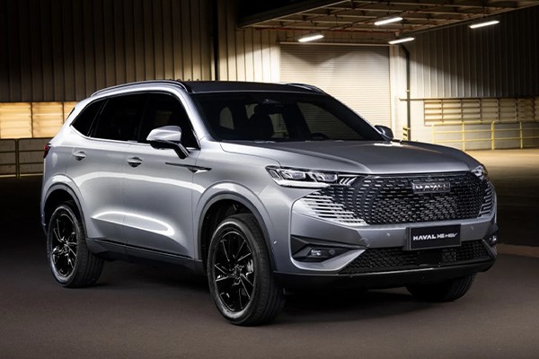 هاوال H6 نقره‌ای از بغل در فضای بسته با نورپردازی