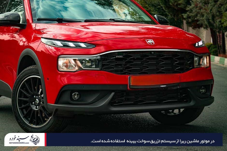 ماشین ریرا قرمزرنگ از نمای نزدیک جلو با جلوپنجره و چراغهای باریک جلو