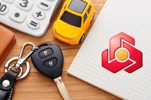 سوییچ و ماکت زرد خودرو در کنار ماشین‌حساب، نماد محاسبه اقساط وام خرید خودرو