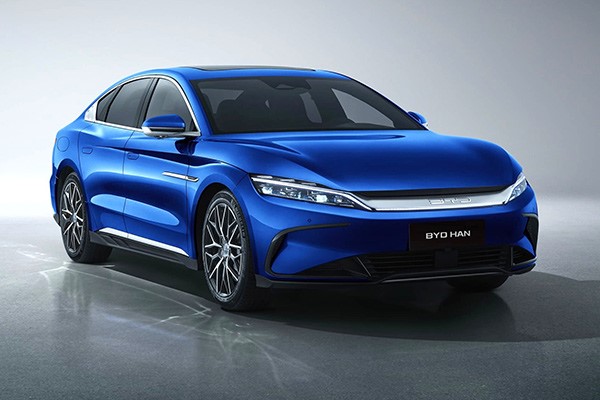 بی‌وای‌دی هان از نمای جلو به رنگ آبی در پس‌زمینه ساده