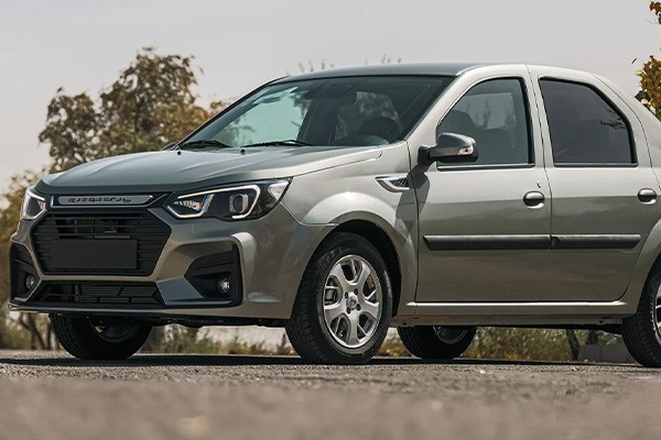 تصویر پارس نوآ نقره‌ای از نمای بغل پارک شده روی آسفالت