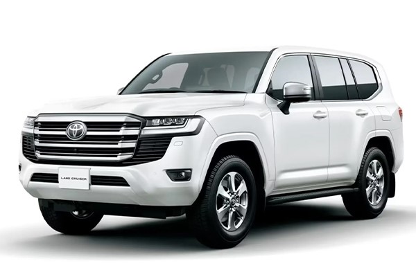 تویوتا لندکروز ۲۰۲۵ سفید از نمای جلو و بغل در پس‌زمینه سفید