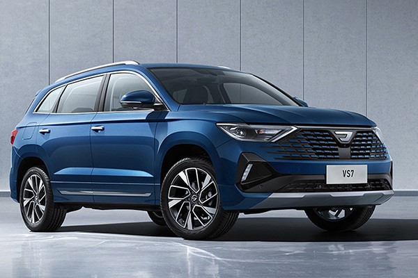 جتا VS7 نیوفیس آبی از بغل پارک شده در فضای ساده خاکستری