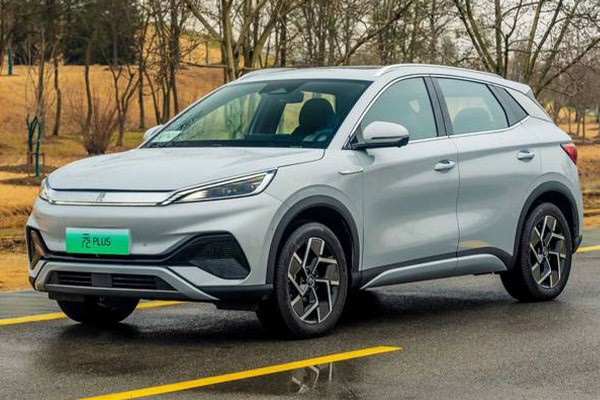 نمای جانبی یوان پلاس نقره‌ای از بغل در جاده خیس