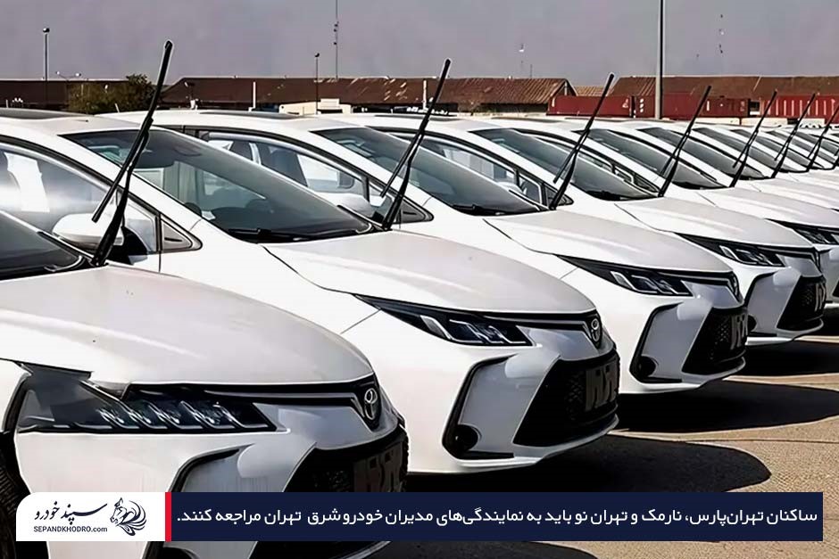 ماشینهای پارکشده سفیدرنگ به ترتیب در پارکینگ از نمای نزدیک