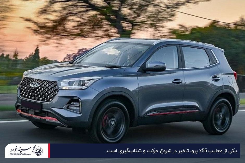امویام X55 پرو خاکستری از نمای جانبی در حال حرکت در جاده